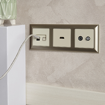 рамка 3-постовая IEK РУ-3-Бр Brite бежевый / шампань - пример установки