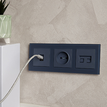 рамка 3-постовая IEK РУ-3-2-Бр стекло маренго матовый Brite - пример установки