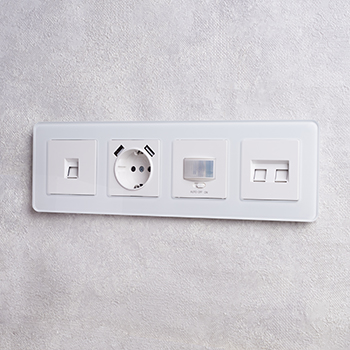 рамка 4-постовая IEK РУ-4-2-Бр стекло белый RE Brite - пример установки