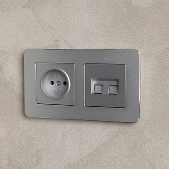 рамка 2-постовая IEK РУ-2-1-Бр металл алюминий RE Brite - пример установки