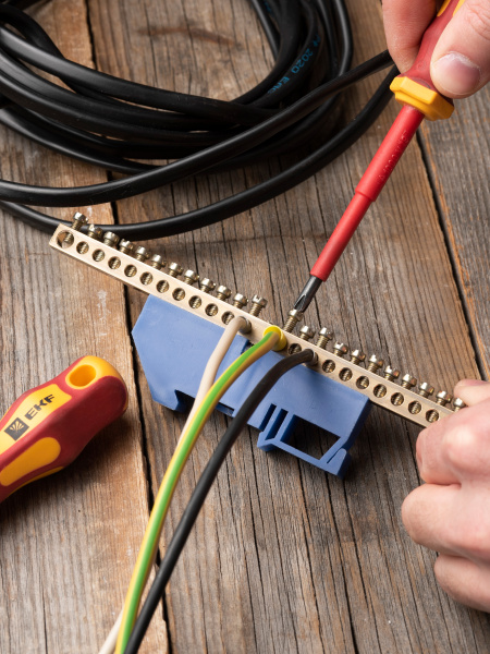 Шина нулевая 6*9 24групп DIN-изолятор синий на DIN-рейку EKF 